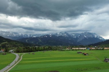 Yeşil alp çayırında dramatik bir gökyüzü