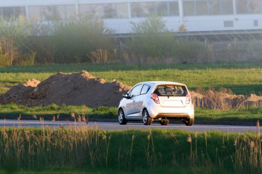 Genç modern cazibesi olan beyaz hatchback arabası