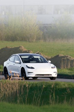 Temiz enerji arabası kırsal yolda gidiyor.