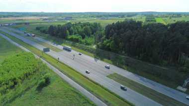 Yeşil orman ağaçları arasında işlek otoyol