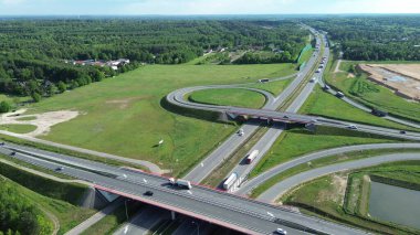 Hareket eden trafiği olan yeşil orman arka planı