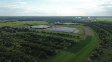 Park etmiş taşıma araçları olan sarı depo.