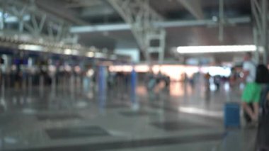 Bulanık terminalde yürüyen havayolu yolcuları