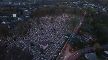 Aileler anma gecesi için mum yakıyor.