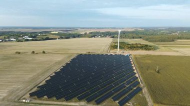 Güneş panelleri ve yel değirmeni olan yenilenebilir enerji çiftliği