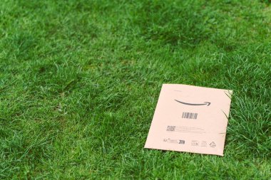 Vahşi çiçeklerin arasında yatan Amazon postacısı 05.05.2025 Polonya Avrupa