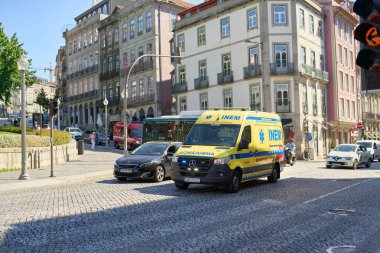 Şehir trafiğinde hızla giden acil ambulans aracı 08.07.2025 Porto, Portekiz