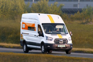 InPost kurye servisi 01.02.2025 tarafından kullanılan elektrikli minibüs. Polonya, Avrupa