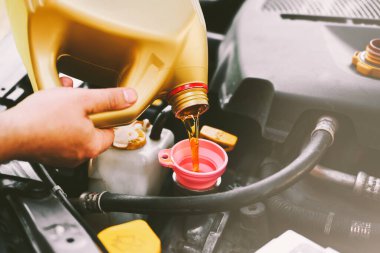 Arabanın içine motor yağı dökülüyor.