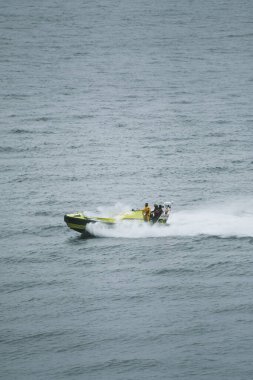 Dalgaları kesen devriye botu
