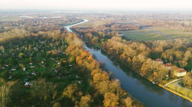 Doğal kırsal çevrede sakin bir nehir