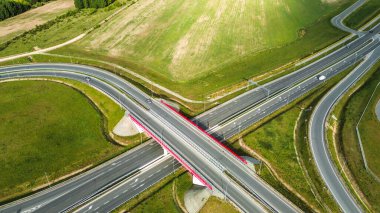 Yükseltilmiş yolları olan modern altyapı