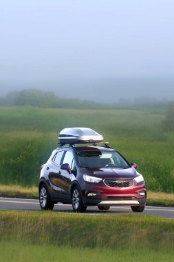 Boş otobanda gezici araba.