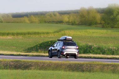 Gezici araçlı kırsal yol sahnesi