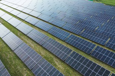 Beyaz bulutlu açık mavi gökyüzü