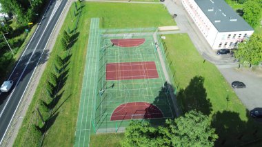 Boş oyun alanında futbol golü