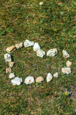 Kalp sembolü küçük beyaz kayalar kullanılarak oluşturuldu