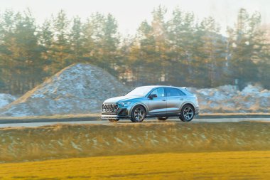 Açık yolda giden yeni SUV arabası