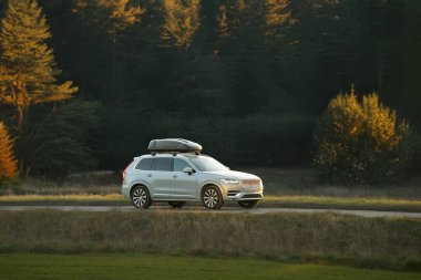 Kırsal otoyol boyunca giden aile cipi