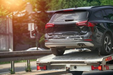 Yol yardımı hurdaya dönmüş aracı çekiyor.