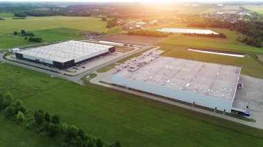 Sarı duvarları ve kamyonları olan modern depolama tesisi