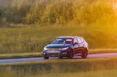 Bereketli yeşil arazide yolculuk