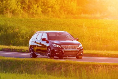 Yeşil kırsal alanlarda geziniyorum.