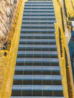 Sürdürülebilir enerji güneş çiftliği dikey görünümü