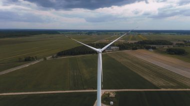 Kırsal alandaki rüzgar çiftliğinin manzarası