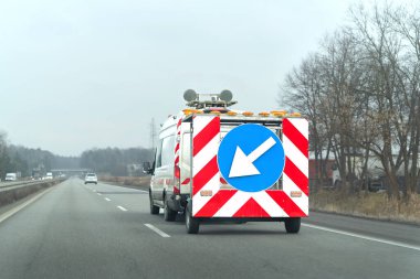 Yol bakım minibüsü yanıp sönüyor.