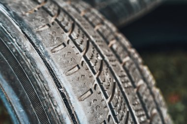 Eski ve kullanılmış araba lastiği ağır yıpranma belirtileri gösteriyor.
