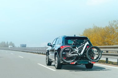 Boş otoyolda SUV ile bisiklet taşımak