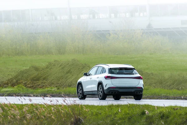 Yeşil doğa bölgesinden geçen nakliye aracı