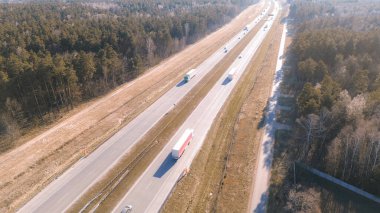 Açık otoyolda trafik vardı.