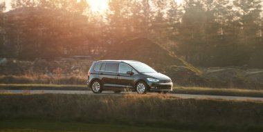 Trafikle yol arasında gidip gelen bir minivan