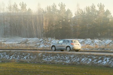 Yol tuzundan görünür toprak olan bir araç.