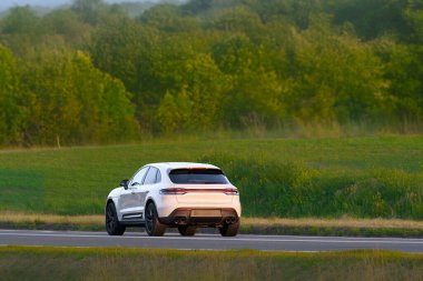 Yeşil tarım arazisinde seyahat eden kompakt şehir SUV 'si