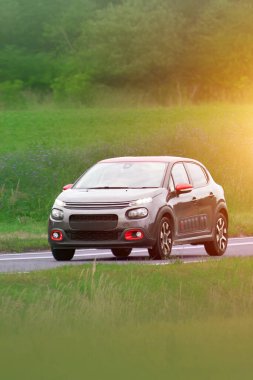 Alaşımlı tekerlekleri olan çağdaş Avrupa SUV modeli