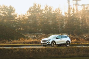 Güneş ışığında kırsal bir yolda SUV