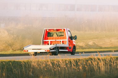Gece yarısı yol kenarındaki boş kurtarma kamyonu