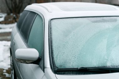 Donmuş rime sahip buzlu araç ön camı.
