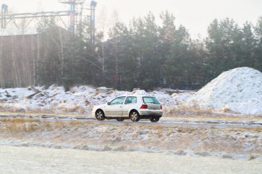 Kış sürüş koşullarında otomobil