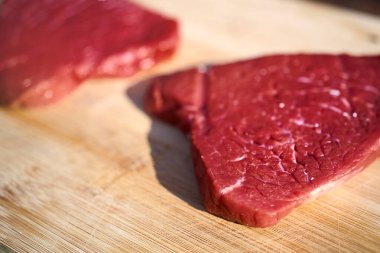 İki ızgarada çiğ biftek.