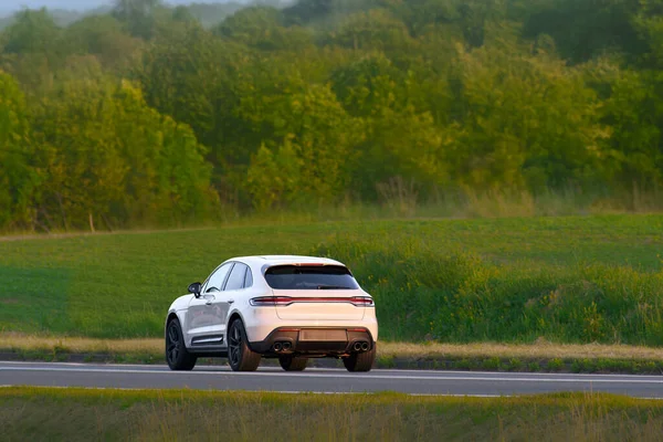 Yeşil tarım arazisinde seyahat eden kompakt şehir SUV 'si