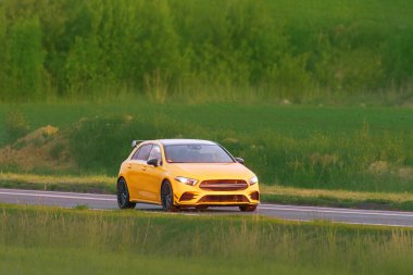 Modern asfalt yolda yüksek beygir gücü hatchback