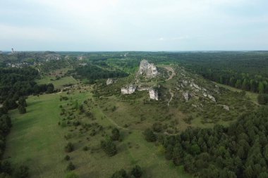 Ormanla kaplı tepeler kayalıklarla kaplı.