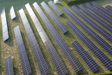 Güneş panelleri güneş ışığını güce dönüştürüyor