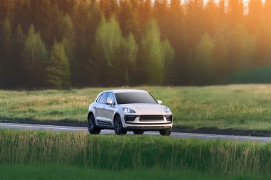 Açık yolda giden yeni SUV arabası