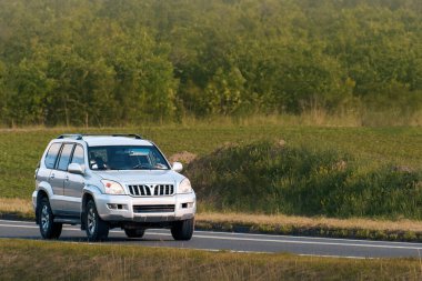 Otoyolda modern özelliklere sahip hibrit SUV