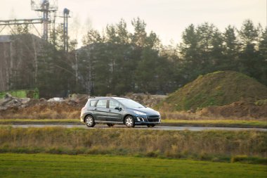 Kırsal alanda aile arabası sürüyor.